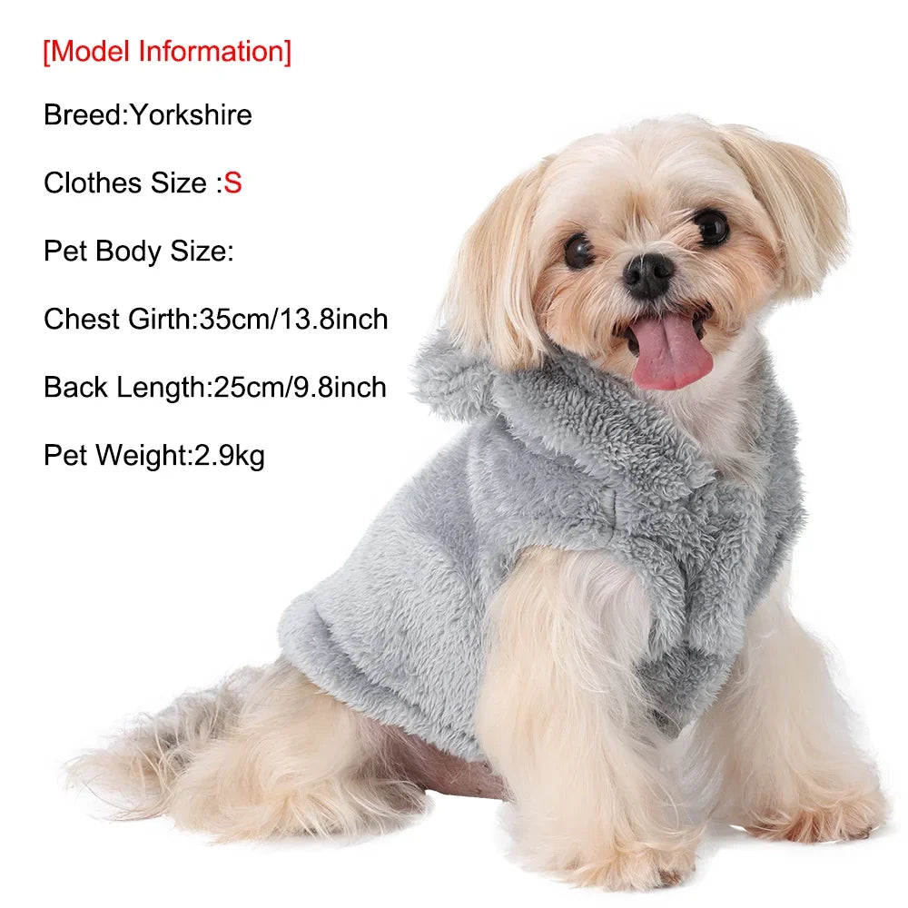 Un manteau à capuche en peluche beige clair pour un Yorkshire, montré allongé.