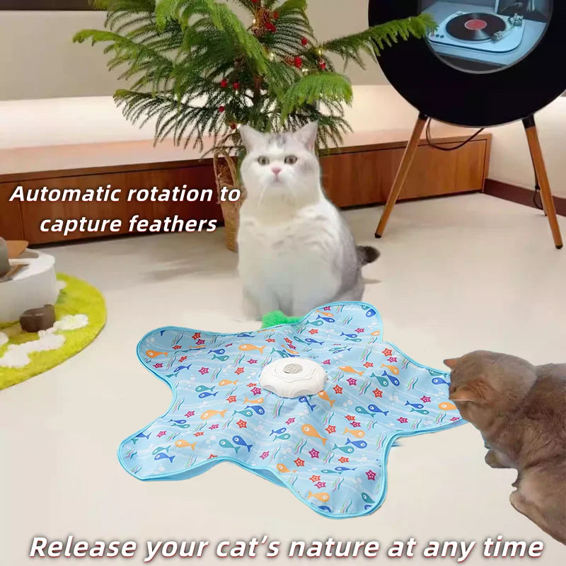Un chat blanc interagit avec un jouet en tissu bleu conçu pour tourner automatiquement afin de capturer des plumes.