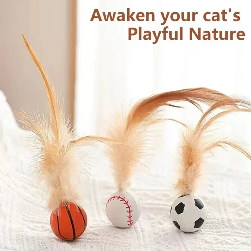 Ein Set aus drei interaktiven Katzenballspielzeugen mit Federn und Fußballen zur Stimulation der spielerischen Natur einer Ka