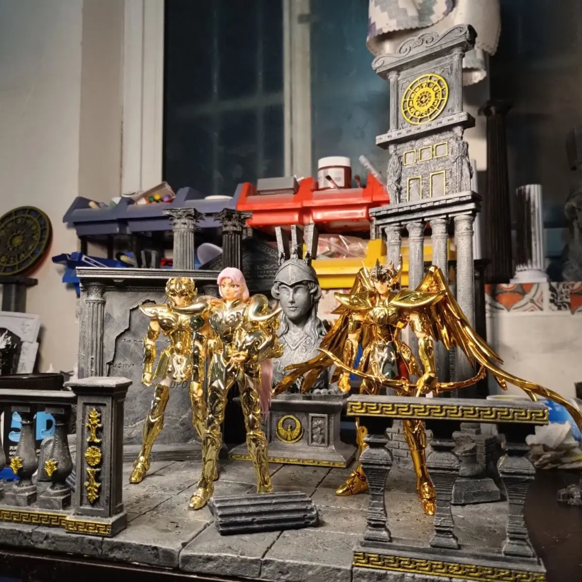 Accessoire mythologique Saint Seiya imprimé en 3D, figure de guerrier doré et éléments de tour horloge.