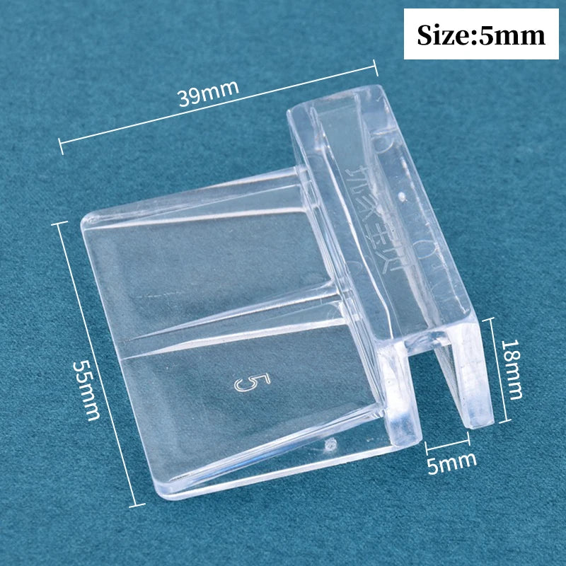 Klare Acrylglas-Deckklemmen mit 5 mm Größe, gezeigt vor blauem Hintergrund.