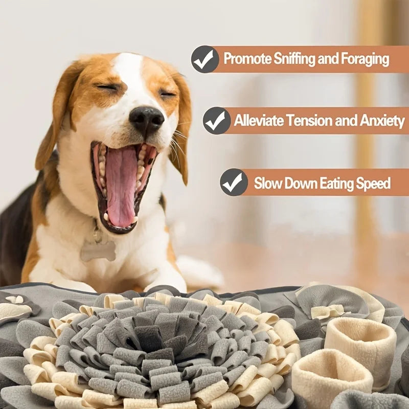Glücklicher Hund liegt auf einer Matte, die zum Schnüffeln, zur Entspannung und zur Verlangsamung des Essens dient.