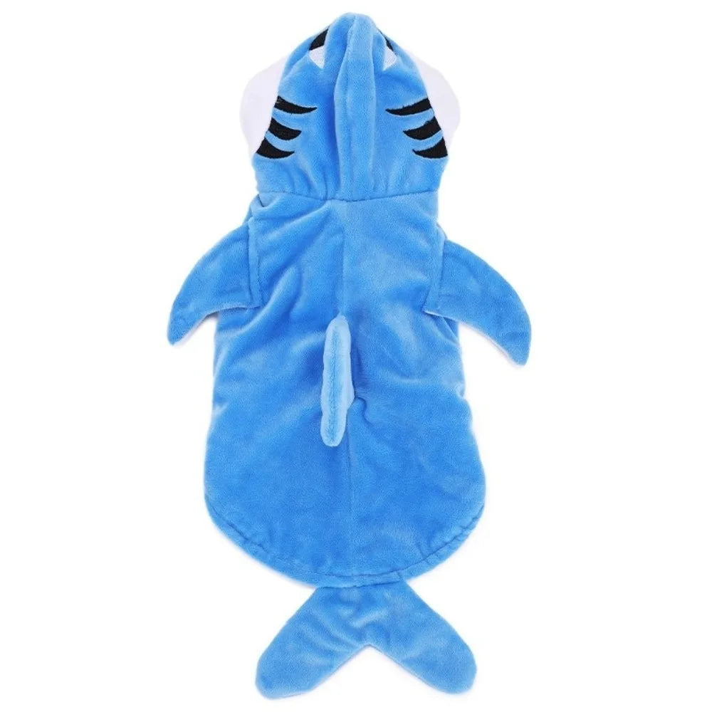 Blaues Fleece-Cosplay-Kostüm eines Haifischs mit Kopf und Schwanz.