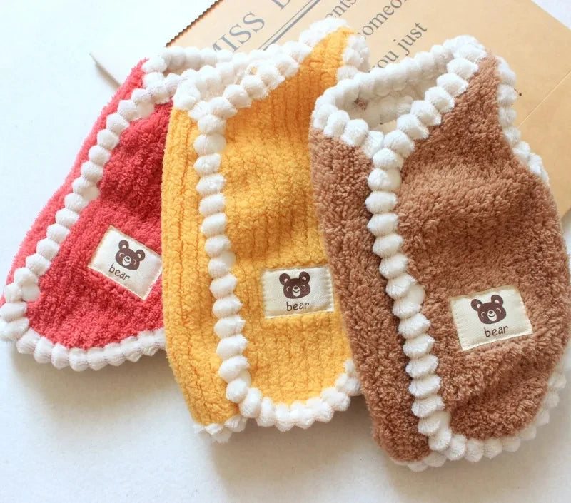 Tres abrigos de forro polar tejidos para perros y gatos en rojo, amarillo y marrón.