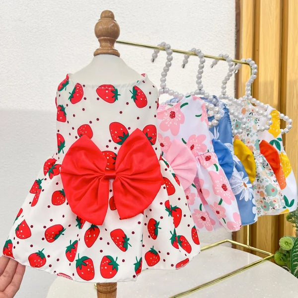 Rotes und weißes Erdbeermuster-Hundsommerkleid auf einem Mannequin.