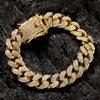 Collier à chaîne cubaine or avec diamants pavés, montré sur fond sombre.