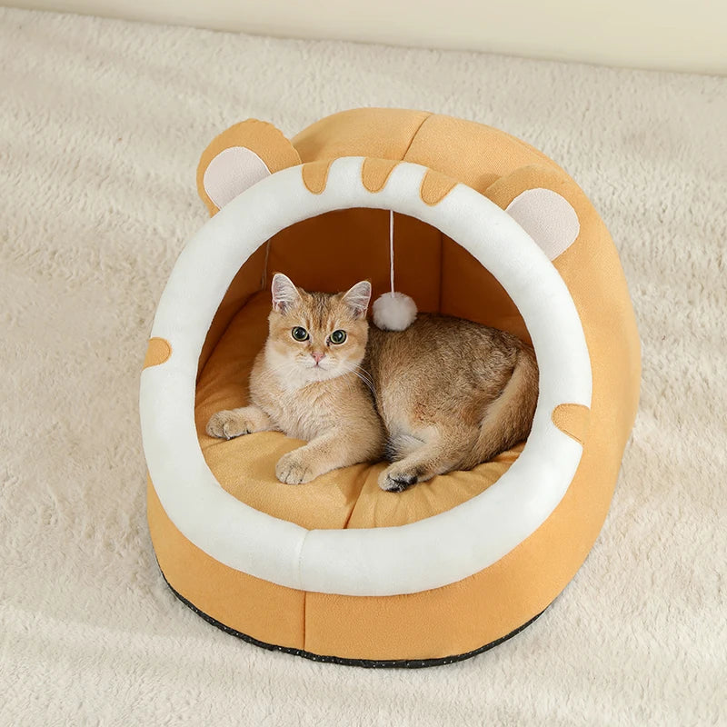 Cama para gato acogedora con forma de elefante, fabricada en tela suave color canela y blanco con detalles de orejas.