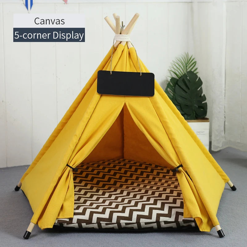 Tente tipi jaune à cinq côtés avec sol à motifs et panneau noir.