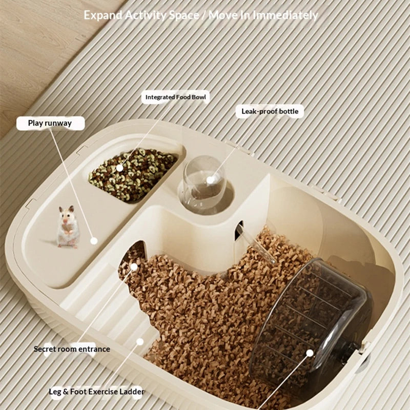 Luxuriertes Hammerkäfig-Habitat mit Laufbereich, Essschale, verschließbarer Flasche und Futterbereich aus Holzspänen