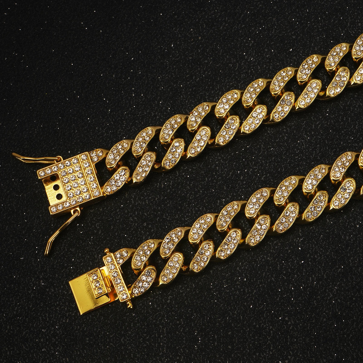 Nahaufnahme einer luxuriösen goldfarbenen kubanischen Kette für Haustiere mit Diamantakzenten.