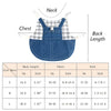 Costume lapin lapin en denim montré à plat avec données de taille pour petits animaux.