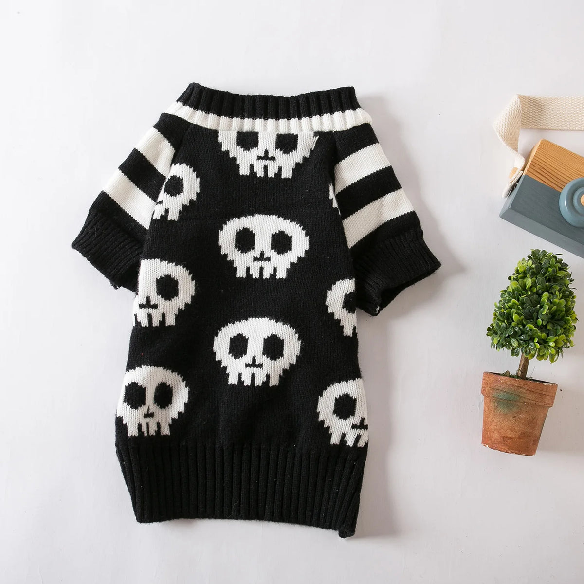 Black knitted sweater with white skull pattern for pets