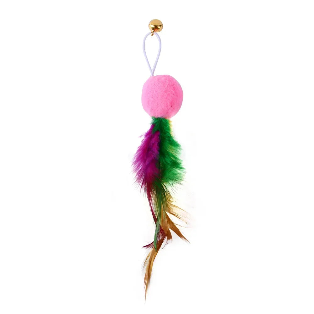 Buntes interaktives Katzenfederspielzeug mit rosa Pompon und grün-lila Federn auf einem weißen Faden.