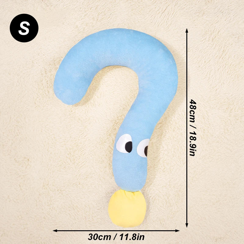 Almohada para el cuello de mascota en forma de U azul claro con punta amarilla, mostrada sobre fondo beige.