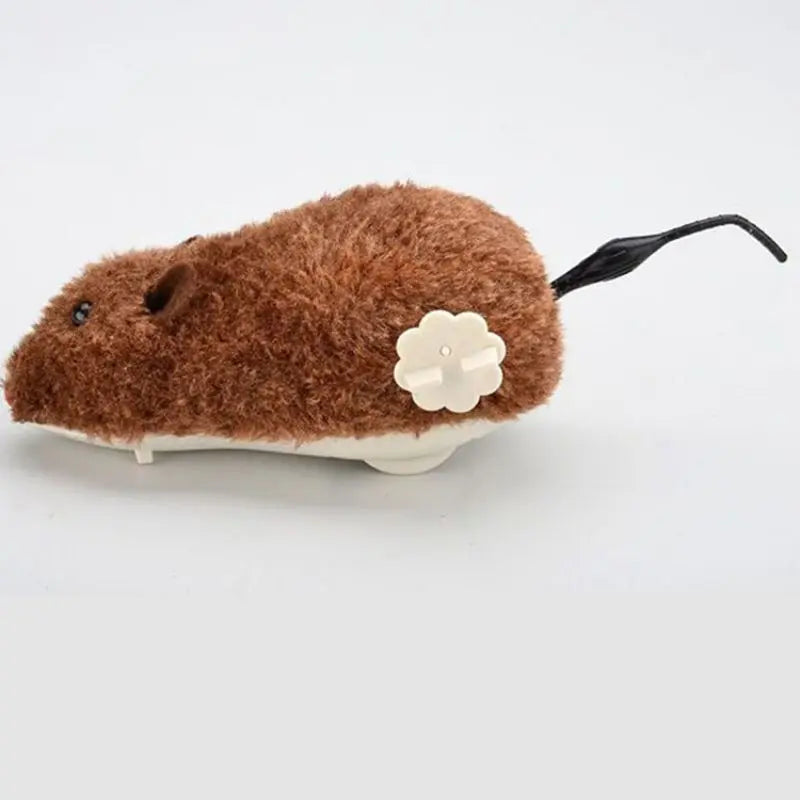 Juguete de ratón de peluche marrón con nariz negra y detalle de flor blanca.