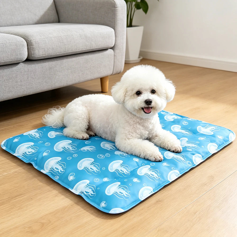 Ein flauschiger weißer Hund liegt auf einer blauen Pet-Kühlmatte mit blauen Quallenmustern.