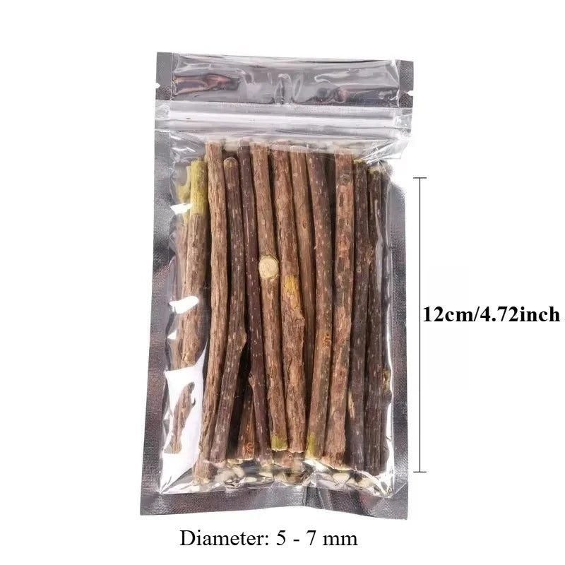 Verpackung mit natürlichen Holzknabbern für Katzen, 12 cm lang und 5-7 mm Durchmesser.