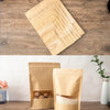 Mehrere wiederverwendbare Kraftpapier-Zip-Beutel mit Lebensmitteln werden auf einer Holzoberfläche präsentiert.