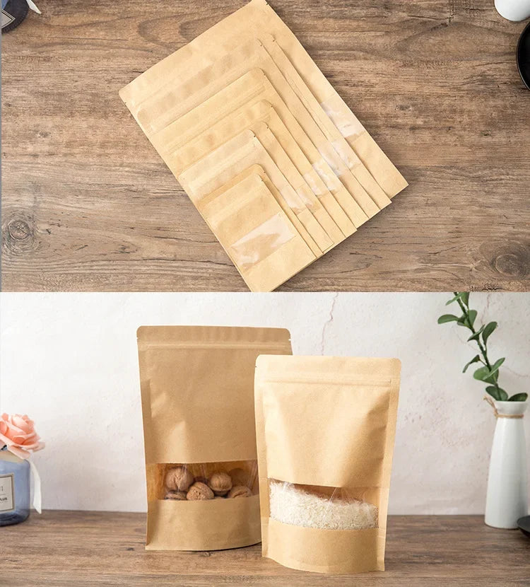 Mehrere wiederverwendbare Kraftpapier-Zip-Beutel mit Lebensmitteln werden auf einer Holzoberfläche präsentiert.