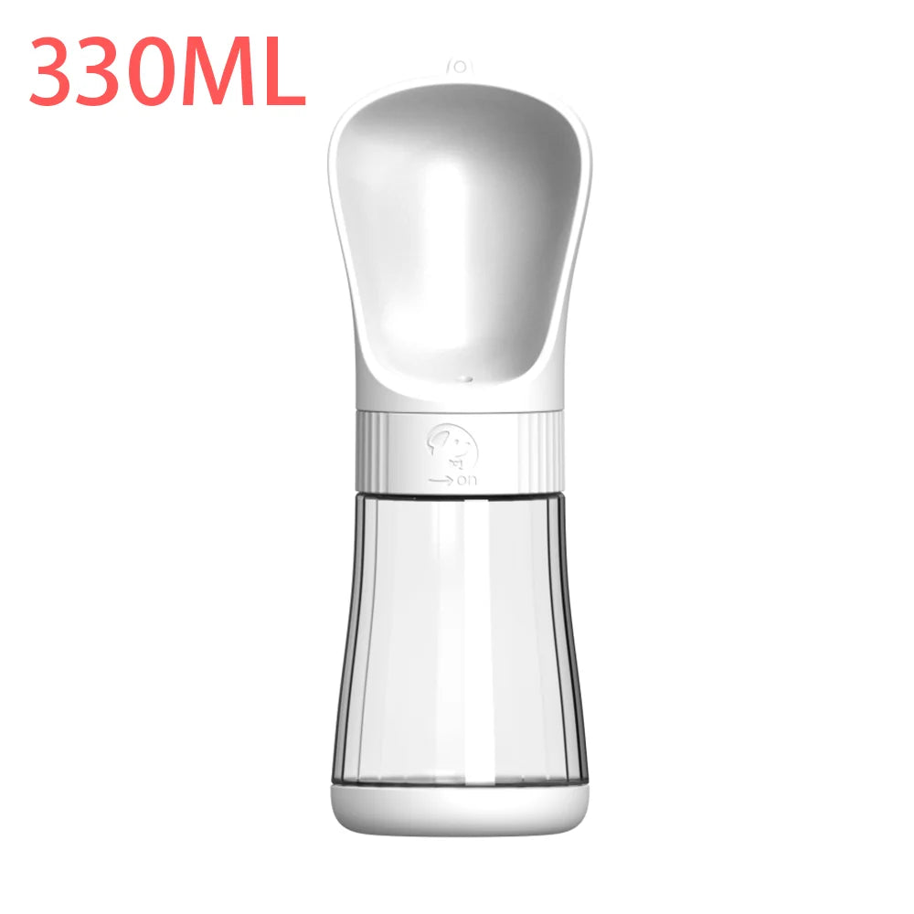 Weiße tragbare 2-in-1 Haustier-Wasserflasche mit Schale, von vorne gezeigt.