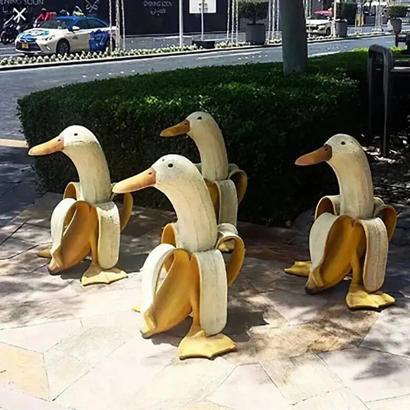 Set Gartenskulpturen in Form von Enten mit bananenförmigen Körpern und gelben Füßen