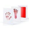 Un ensemble d'estampes d'art blanches avec une empreinte de main et de pied rouge-rose sur fond blanc, affiché à côté d'un co
