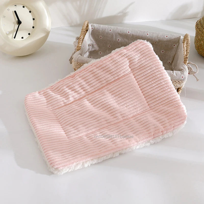 بيت هامستر دافئ في الشتاء مع بساط عش للحيوانات الأليفة الصغيرة