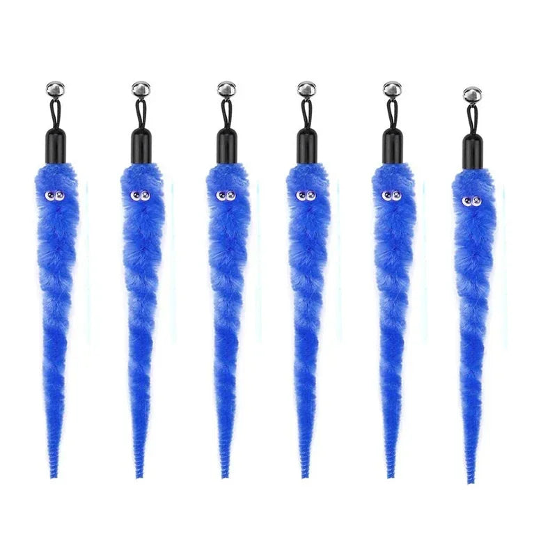 Ein Set von neun blauen Katzenfederspielzeugen mit Klingeln, vertikal ausgestellt.