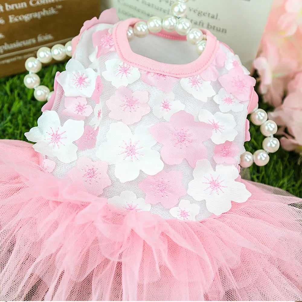 Robe en mousseline à dentelle florale rose pour chiens avec accents blancs et perles