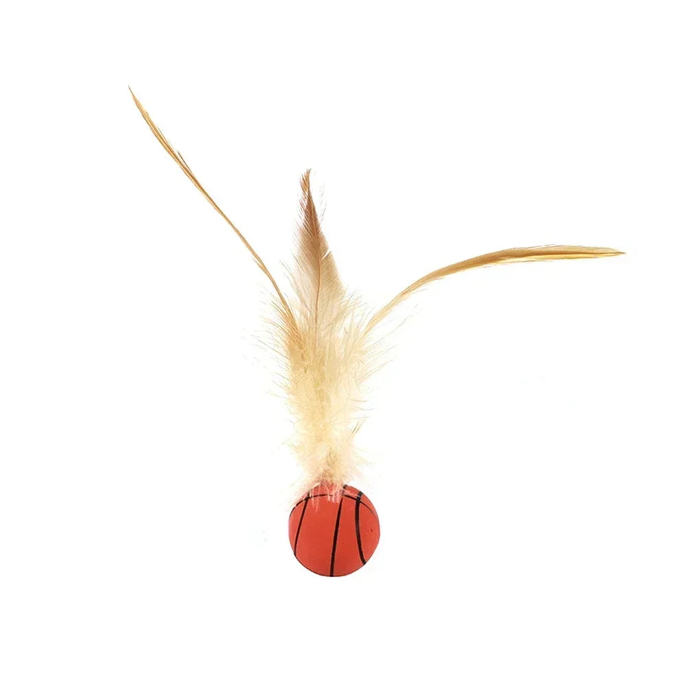 Braunes Federstück befestigt an einem orange-schwarzen Ballspielzeug.
