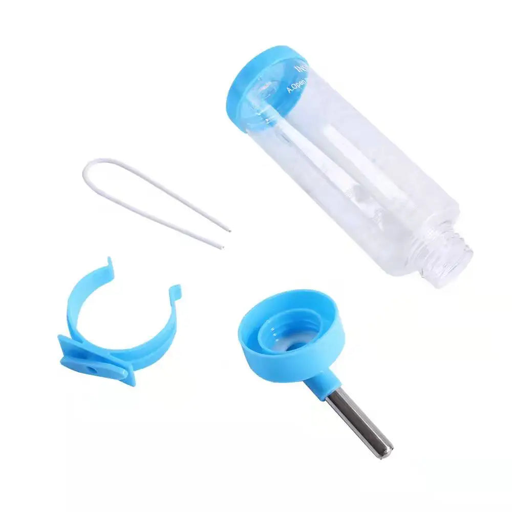 Klare Plastflasche mit blauem Deckel und Silikonhaken für kleine Haustiere.