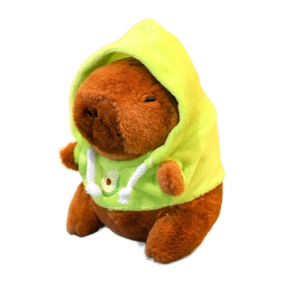 Braune Capybara-Plüschpuppe mit leuchtendgrüner Kapuzenjacke und weißen Flügeln