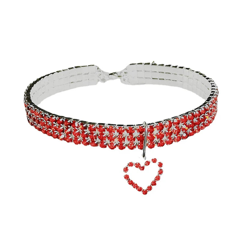 Collier ou pendentif argenté orné de strass rouges et clairs pour animaux.