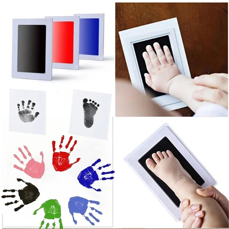 Collection d'empreintes et de traces de mains et de pieds de bébé de différentes couleurs sur du papier blanc, démontrant un 
