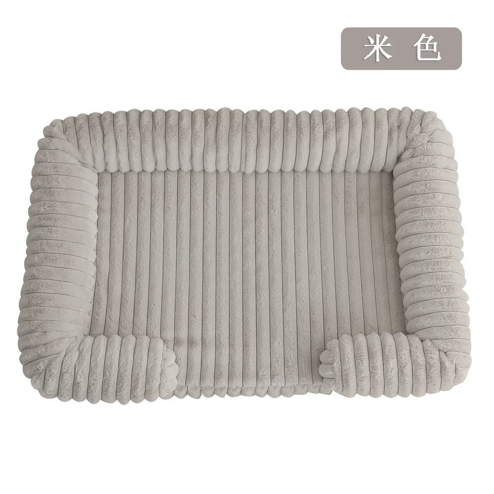 Beige, geriffelte, rechteckige Hundebett für große Rassen.
