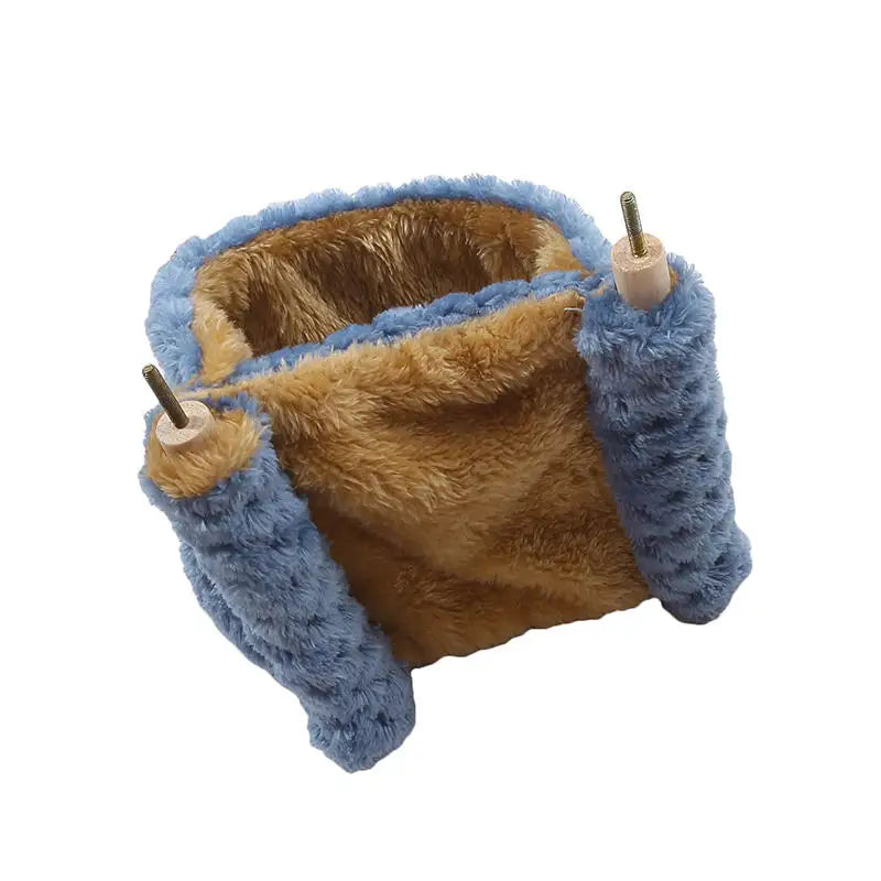 Gemütliches Plüsch-Tier-Hängematte mit braunem Kunstfell und blauem flauschigem Rand.