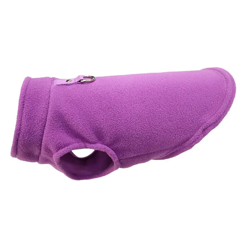 Chaqueta para perro de forro polar morado con anillo D y cierre de presión.