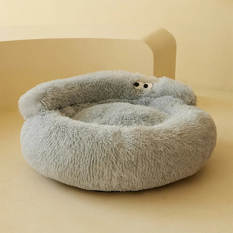 Helles graues, flauschiges Plüsch-Katzennestbett in Form einer gewölbten Schale mit kleinen Augen.