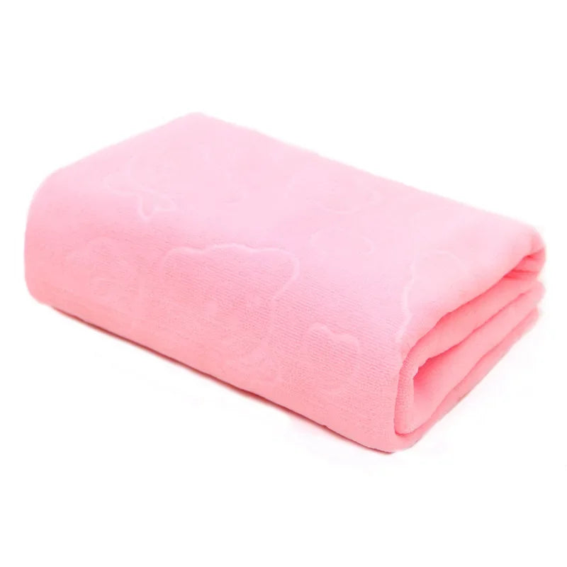 Ein gefaltetes rosa, ultraabsorbierendes Badehandtuch für Haustiere.