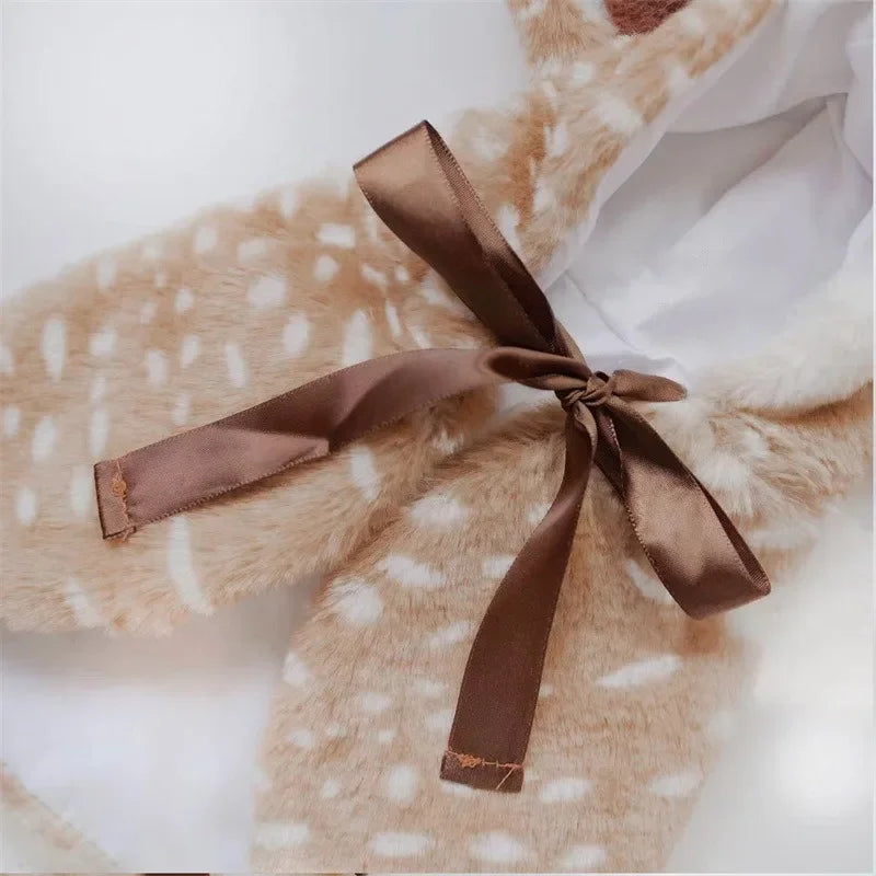 Capa de terciopelo festiva para mascotas con detalles de peluche