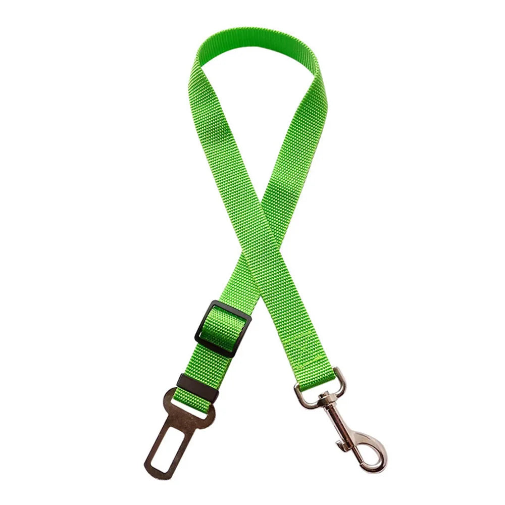 Harnais de siège auto pour chien vert vif et ajustable avec une pince métallique.