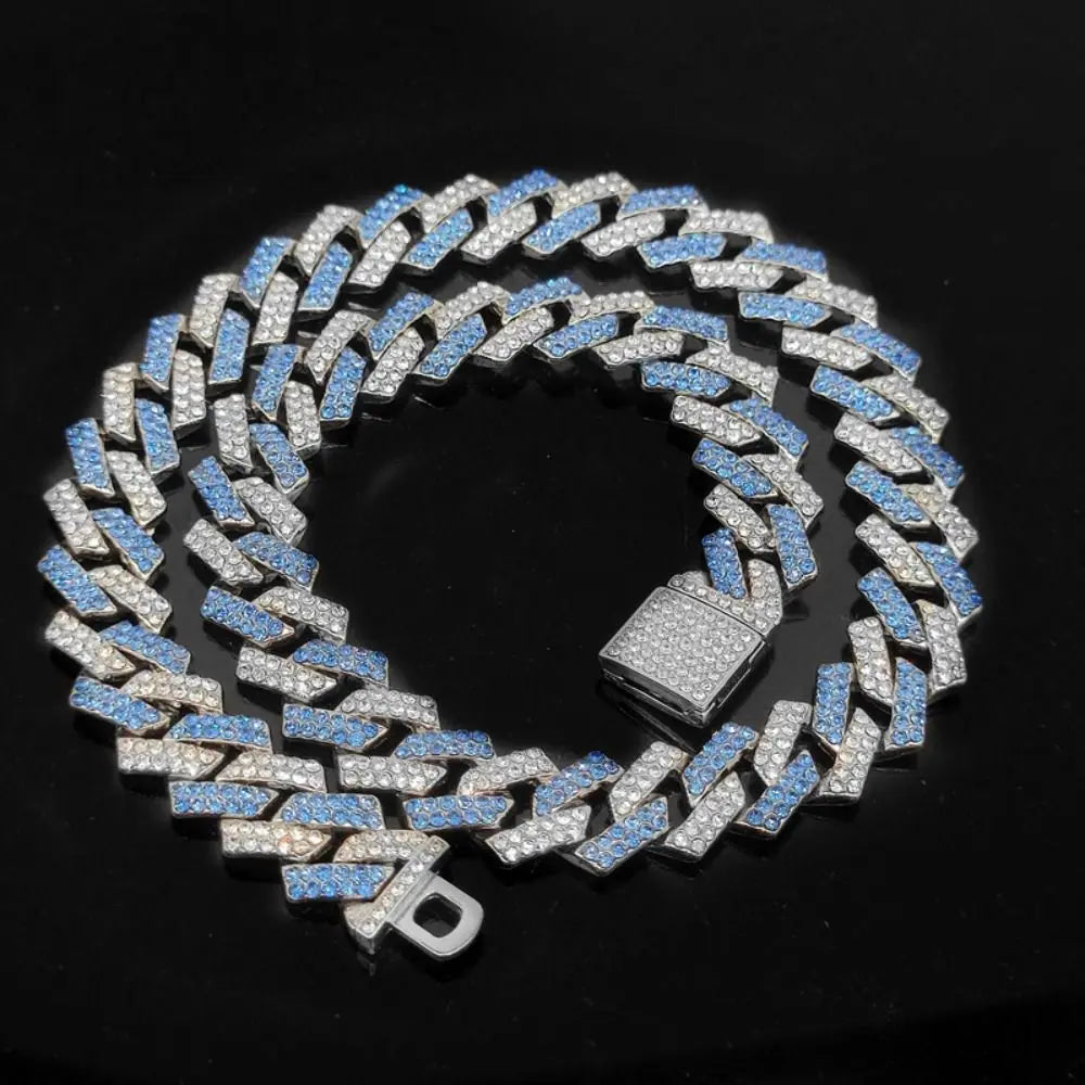 Silber- und blaues Diamant-Kettenschmuck-Halsband für Hunde auf schwarzer Oberfläche.