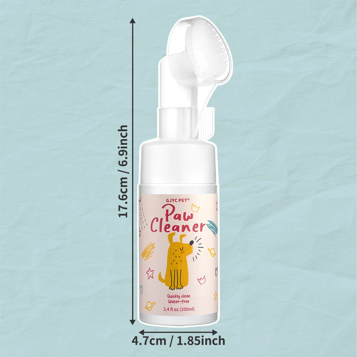 Weiße Flasche Paw Cleaner Schaum mit grünem Deckel und Schaumapplikator vor blauem Hintergrund