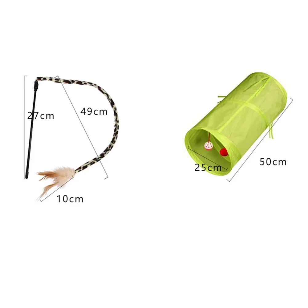 Un set de jouets pour chat cylindrique vert avec une corde de sisal, une clochette et une balle de souris.
