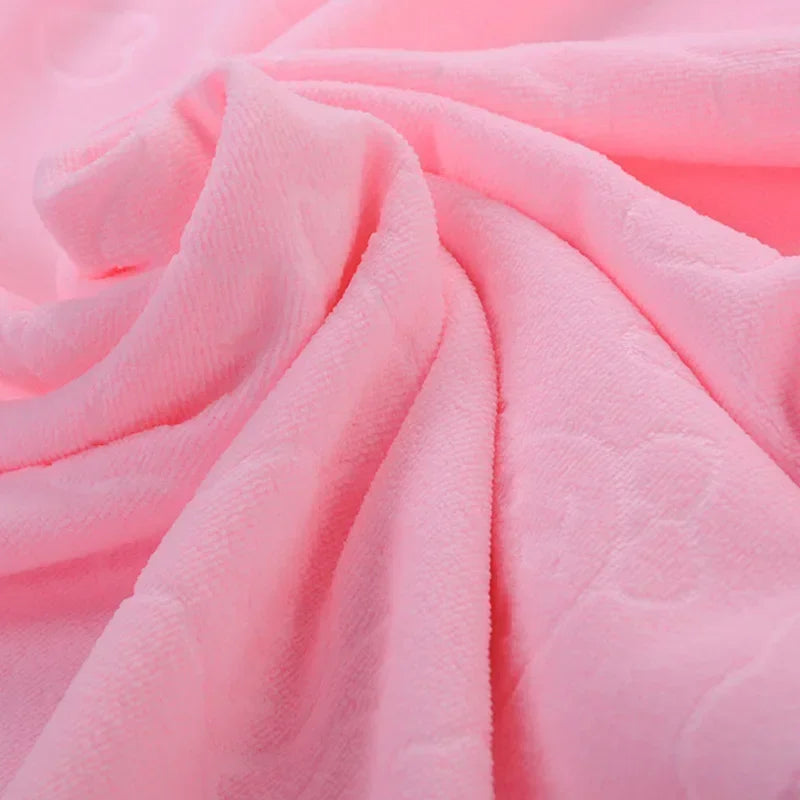 Nahaufnahme eines weichen, rosa Hundebadhandtuchs in Falten.