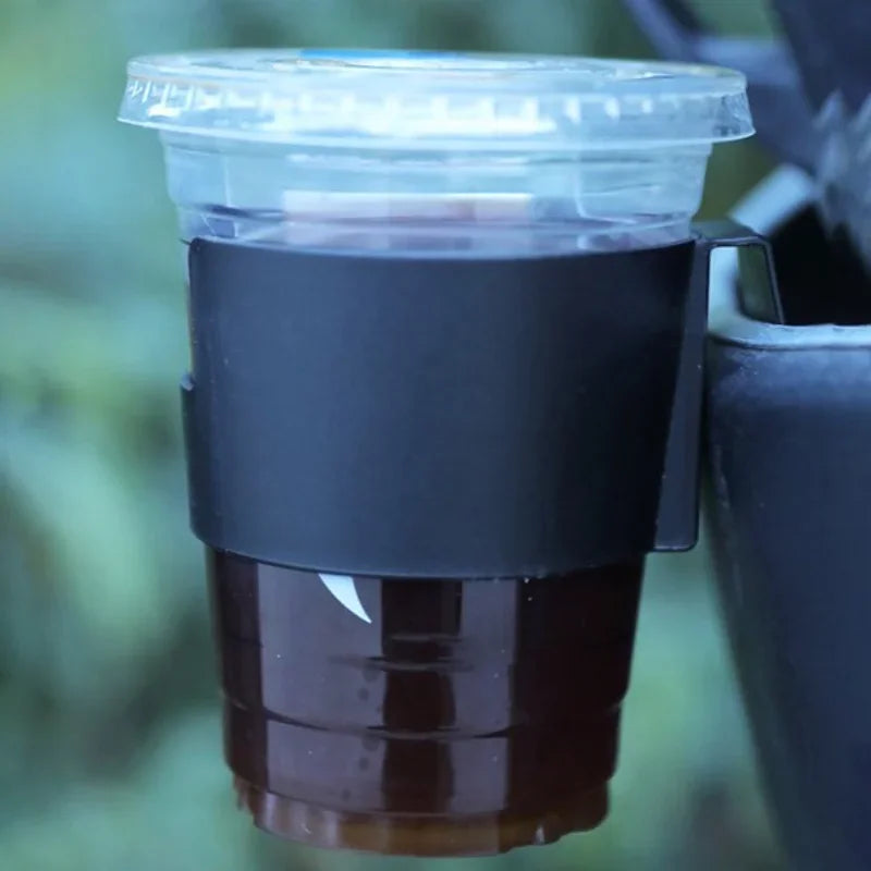 Porte-gobelet portable rempli de liquide foncé, conçu pour voiture ou moto.