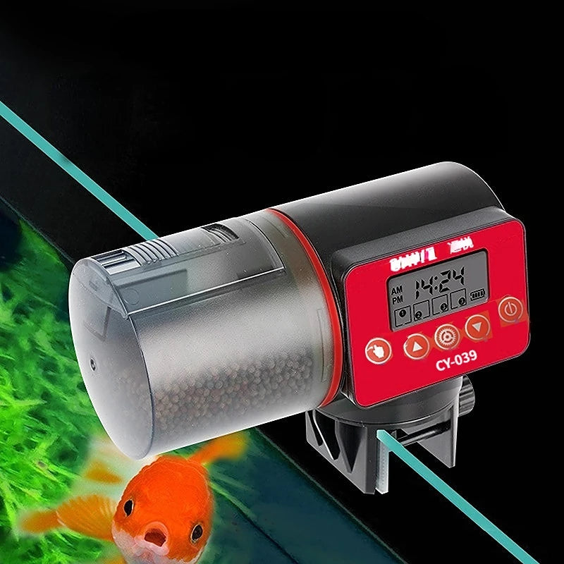 Rotes und silbernes automatisches Fischfuttergerät mit einem Goldfisch im Hintergrund