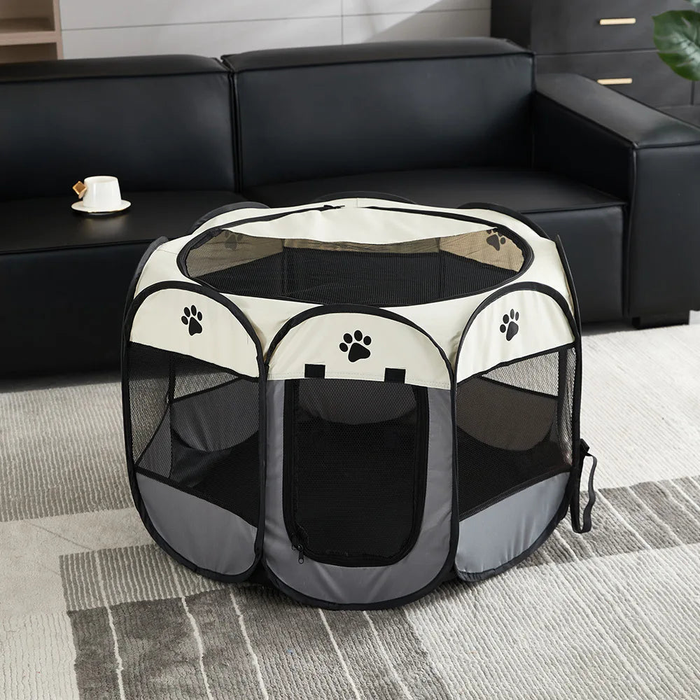 Faltbare achteckige schwarz-weiße Hund- und Katzenzelt auf grauem Teppich.