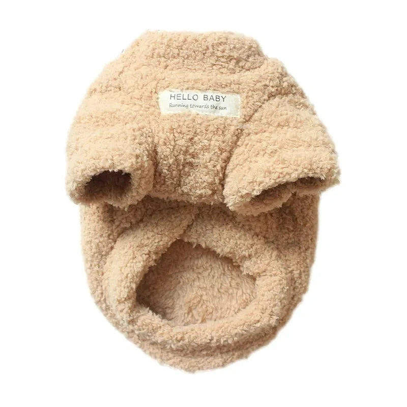 Pull en peluche beige clair pour chien, avec une petite étiquette 'Hello Baby'