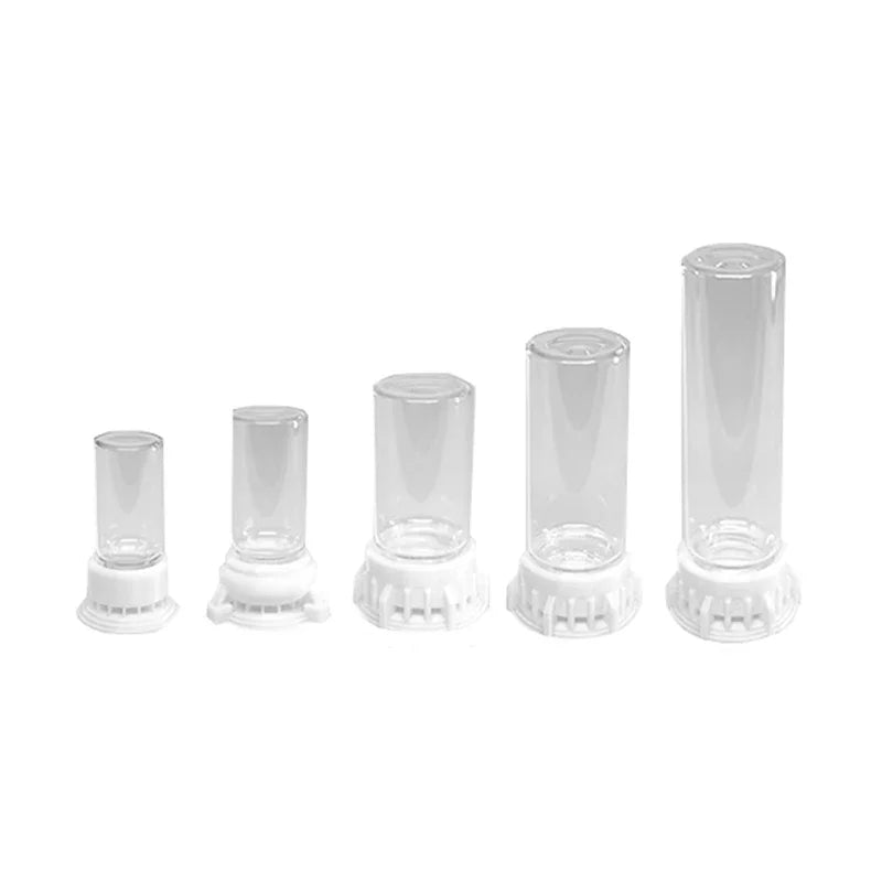 Ein Set aus fünf klaren Acryl-Antenfutter-Wassergebern in verschiedenen Größen und Sockeln.